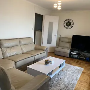 Confortable Avec Un Lit Double , Lyon France